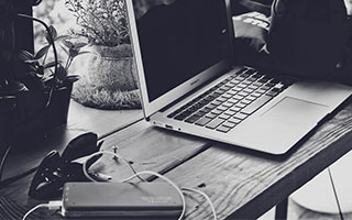 始祖鸟母公司发布上市后首份财报，麦当劳冠名法甲